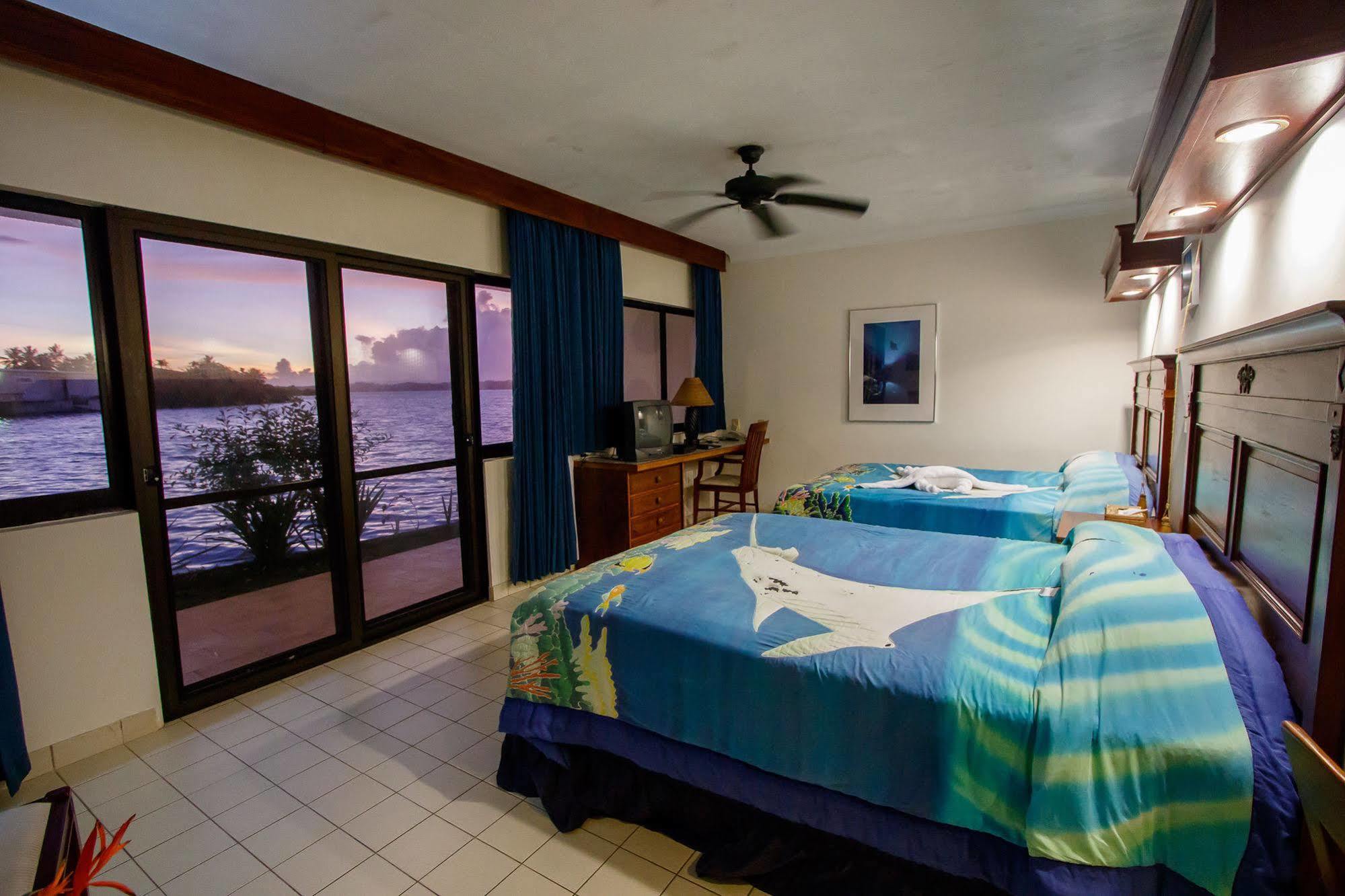 Manta Ray Bay Resort Colonia Exteriör bild