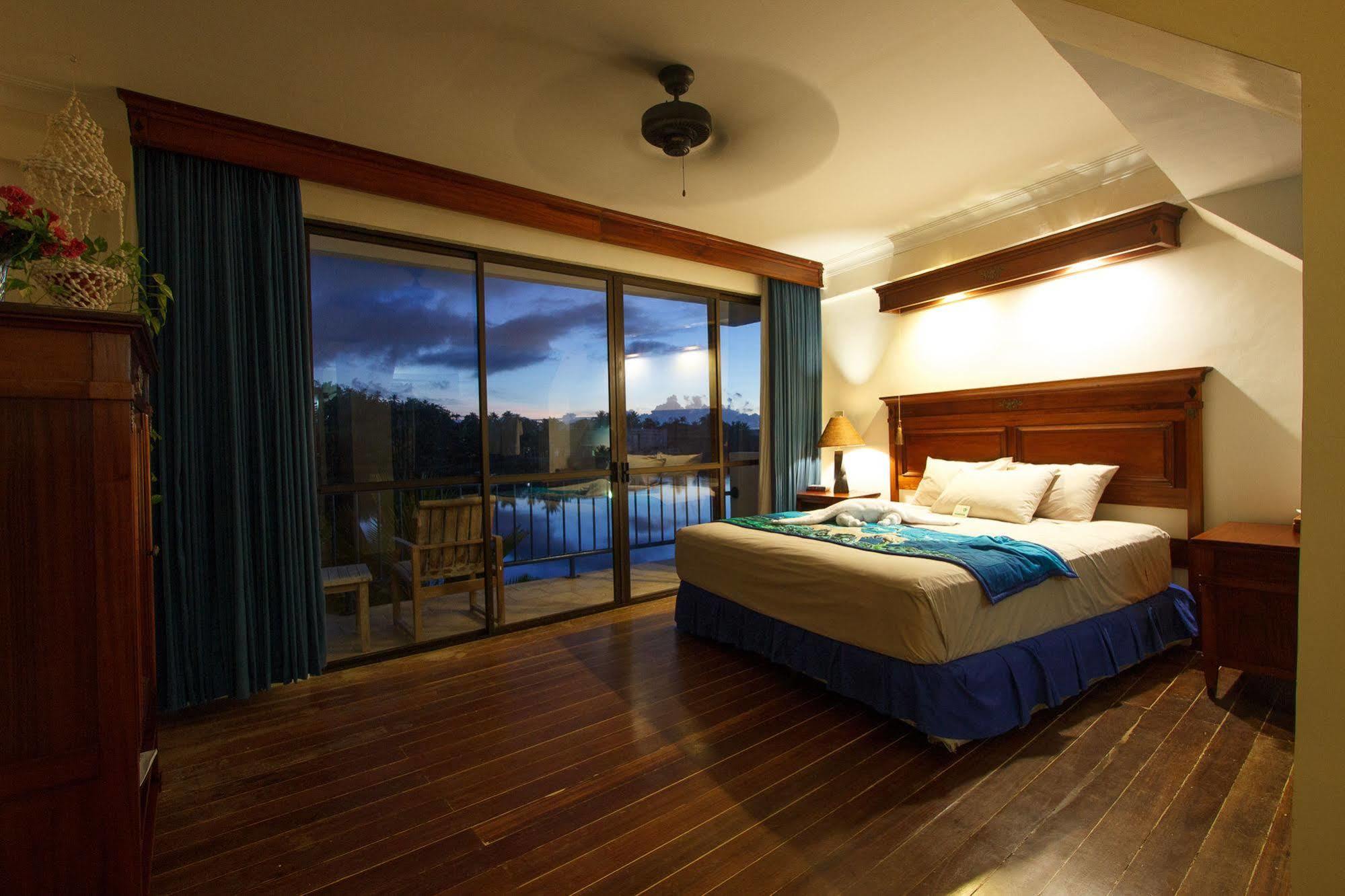 Manta Ray Bay Resort Colonia Exteriör bild