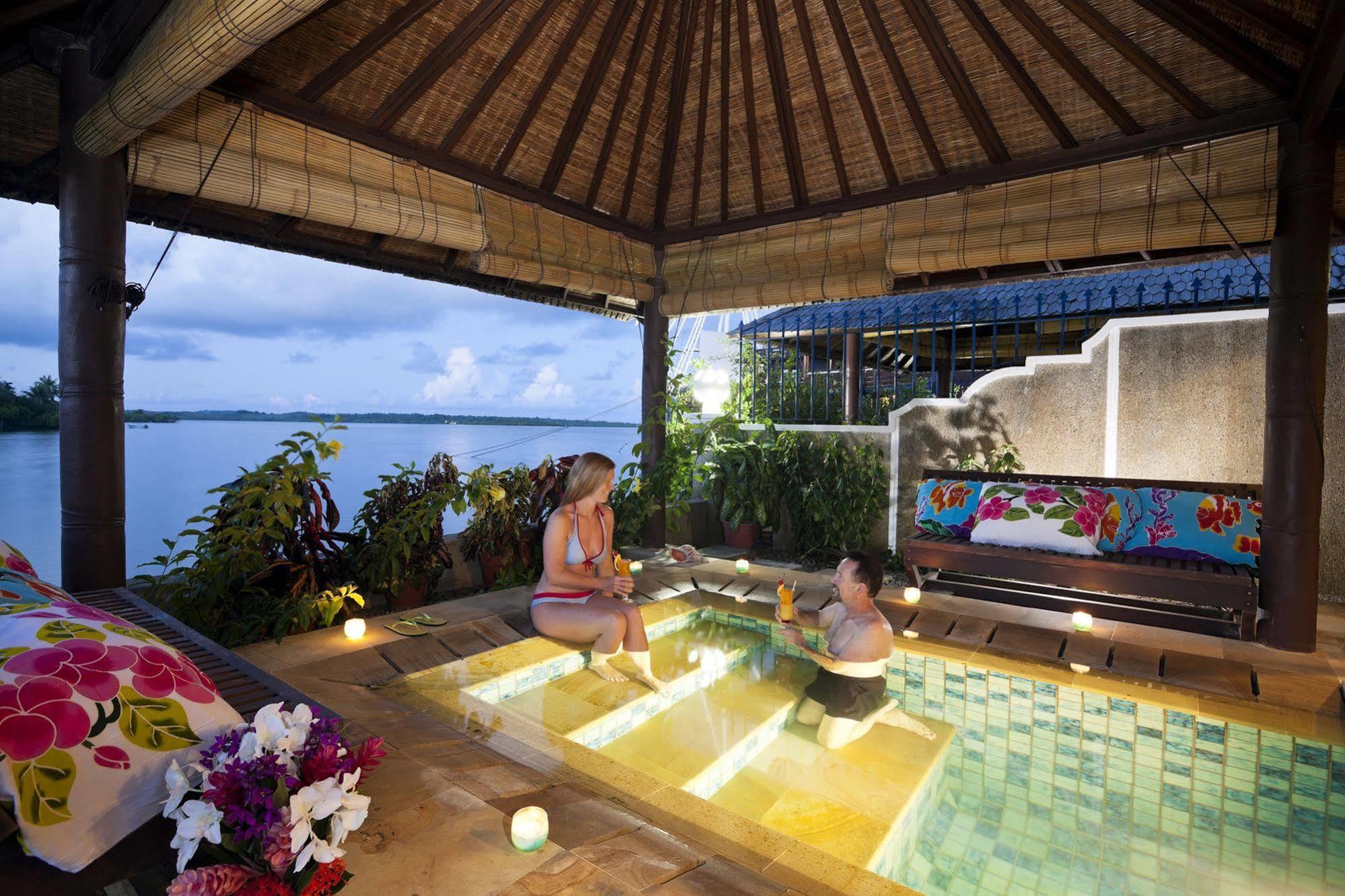 Manta Ray Bay Resort Colonia Exteriör bild