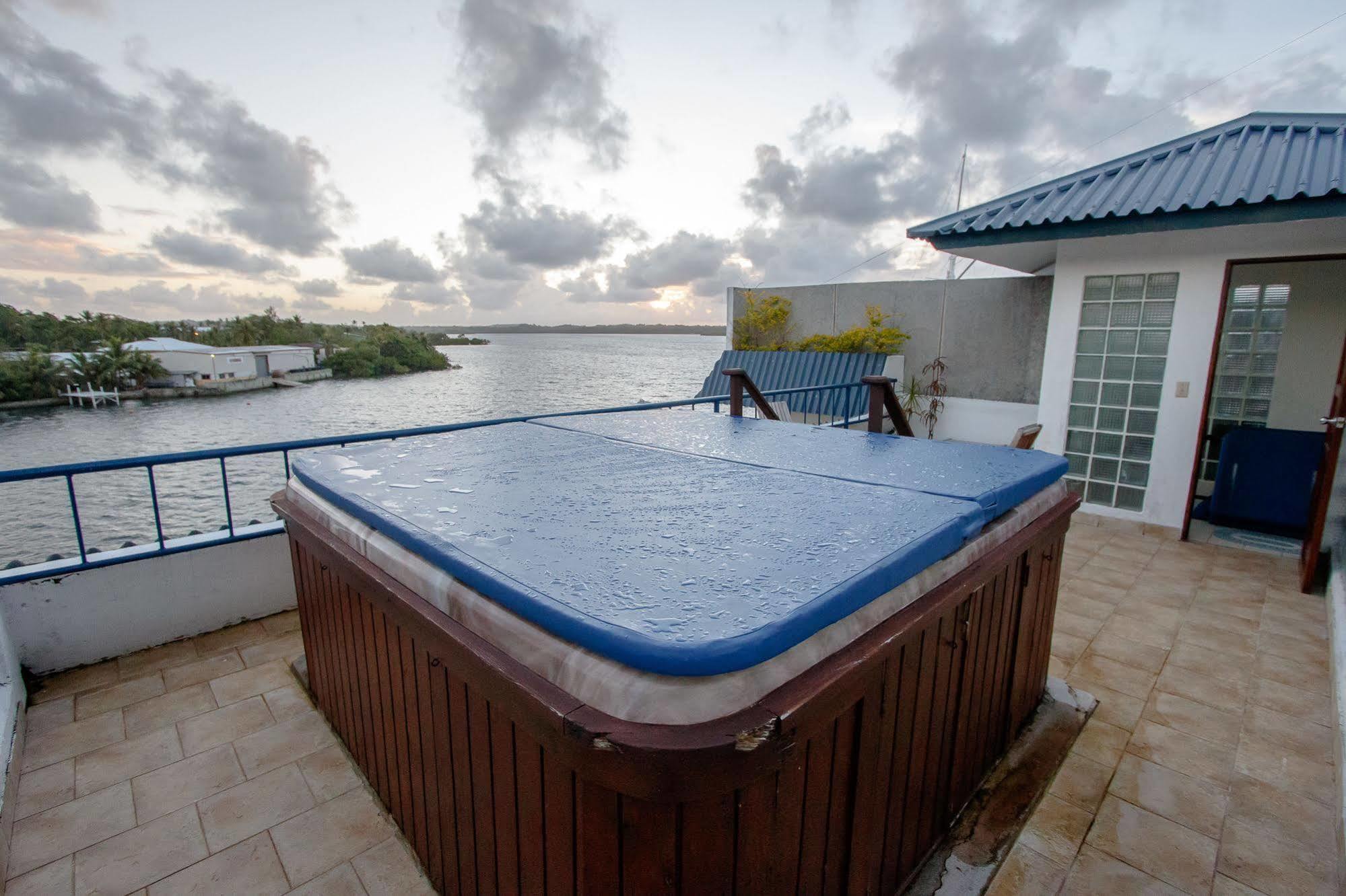 Manta Ray Bay Resort Colonia Exteriör bild